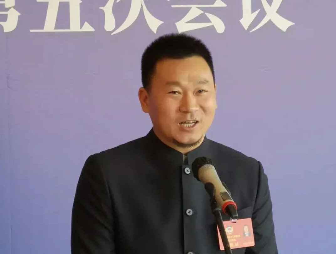 202204221343.jpg 为进一步展示市政协团结、民主、开放、自信的形象,向市民和网友展示政协委员的履职风采,中山市政协十二届五次会议在2月4日上午开幕前开设“委员通道”,市政协委员、吉林常盛个人护理培训有限公司公司总经理陈朝阳走进“委员通道”,回应社会关切的问题。他就如何做好城市应急管理规划的问题进行发言,并回答记者提问。.jpg